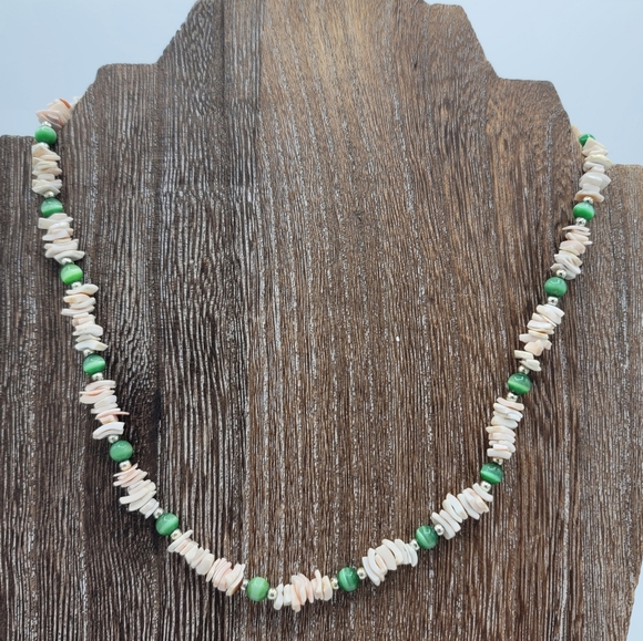 Conch Shell Chip Necklace Green Beads Barrel Clasp Boho Festival 1970s Vintage - Picture 2 of 7